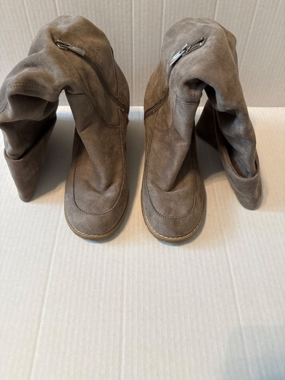 G.H. Bass & Co Women Eden Knee-High Slouchy Wedge Boots Grey Faux Suede Zip 81/2
